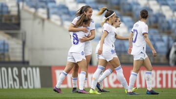 Maite Oroz y Roc&iacute;o G&aacute;lvez celebran el gol del Real Madrid ante el Granadilla.