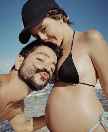 El pasado 6 de abril, la menor del ‘clan Montaner’ y su marido Camilo daban la bienvenida a su primera hija en común: Índigo. La pareja recibió a la pequeña en la intimidad de su hogar. “Dios estuvo presente en cada segundo del parto en nuestro hogar. Es una niña feliz y curiosa. Evaluna es la mujer más fuerte, virtuosa y valiente que ha pisado este planeta. Todo mi respeto, mi servicio y mi entrega a la reina de esta casa”, publicaba el cantante en su Instagram.