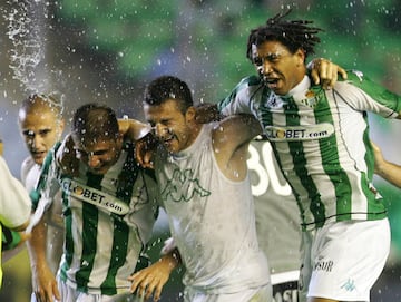 Daniel Martín, Joaquín, Fernando Varela y Benjamín Zarandona celebrando una victoria.