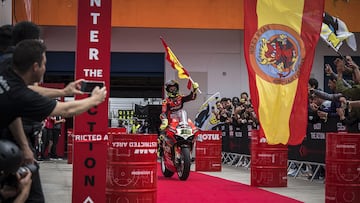 Bautista celebra su victoria en Estoril