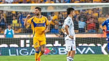 AME9992. MONTERREY (MÉXICO), 06/07/2024.- Andre Gignac (i) de Tigres festeja una anotación ante Necaxa durante un partido correspondiente a la jornada una del Torneo Apertura 2024 entre Tigres y Necaxa este sábado, en el estadio Universitario de la ciudad de Monterrey (México). EFE/Miguel Sierra