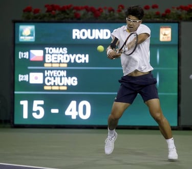 Federer cruises at Indian Wells, Thiem retires hurt