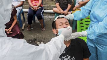 Medan (Indonesia), 27/08/2021.- Healthcare workers clad in hazmat suits collect specimen samples during a COVID-19 swab test for people with mental illness at a rehabilitation center in Medan, North Sumatra, Indonesia, 27 August 2021. The Indonesian government officially announced the extension the current restrictions on community activities (PPKM), from 24 to 30 August and lowered the status of a number of regions from PPKM level 4 to PPKM level 3. EFE/EPA/DEDI SINUHAJI