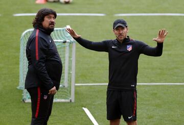 Cuando Diego Simeone llegó al Atlético de Madrid a finales de 2011, una de sus primeras preferencias fue la llegada de Germán ‘Mono’ Burgos como segundo entrenador, con el que ya contaba en el Racing de Avellaneda. Burgos, como Simeone, había jugado en el conjunto rojiblanco y estaba muy ligado a la idiosincrasia del conjunto rojiblanco. El dúo se rompería en 2020. Se marchó habiendo conseguido una liga, dos Europa League, dos Supercopas de Europa y una Supercopa de España, además de la machada que supuso llegar en dos ocasiones a la final de la Champions League…