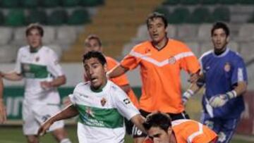 <b>LUCHA SIN PREMIO. </b>Carpio pelea por un balón con el lateral del Girona Dani Bautista, que cae al suelo.