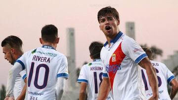 Curicó mantiene el invicto y liderato tras golear a Cobreloa