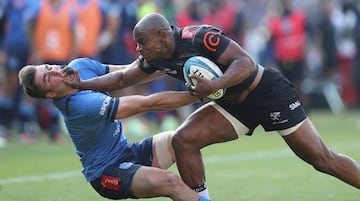 Pocos deportes hay tan nobles como el rugby, aunque por acciones como esta pudiera parecer lo contrario. La imagen se produjo en el Loftus Stadium de Pretoria (Sudáfrica), entre Zak Burger (izquierda) de los Bulls y Makazole Mapimpi (derecha) de los Sharks, durante el partido de cuartos de final del URC (United Rugby Championship).
