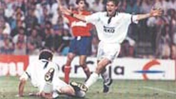 <b>EL BUITRE VOLÓ</B>. El siete abrió el marcador en la fi nal de 1993. Alfonso corre a su encuentro tras el tanto.