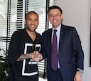 Oficial: El Barça renueva a Dani Alves: dos años y otro opcional