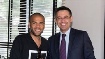 Daniel Alves, con Bartomeu.