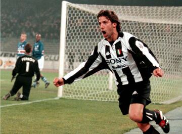 Pinturicchio. Debutó con 17 años y una lesión de Roberto Baggio le abrió las puertas de la titularidad que terminó con Baggio fuera de la Juve. 15 años defendiendo los colores juventinos, una auténtica leyenda en Italia.