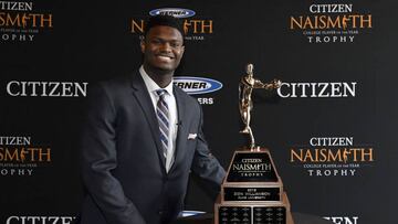 MINNEAPOLIS, MN - APRIL 07: 2019 Citizen Naismith Men&#039;s College Player of the Year Zion Williamson of the Duke Blue Devils poses with the 2019 Citizen Naismith Men&#039;s College Player of the Year trophy during the 2019 Naismith Awards Brunch at the Nicolette Island Pavilion on April 7, 2019 in Minneapolis, Minnesota.   Hannah Foslien/Getty Images/AFP
 == FOR NEWSPAPERS, INTERNET, TELCOS &amp; TELEVISION USE ONLY ==
