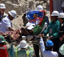 Uno de los mineros chilenos sale de la cápsula con la bandera de Colo Colo