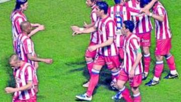 <b>DEBEN CONJURARSE. </b>Los jugadores del Atlético celebran un gol.