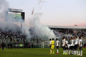 Fútbol, Colo Colo v Deportes Copiapó.
Copa Chile 2015.
Hinchas de Colo Colo alientan a su equipo durante el partido de cuartos de final de la Copa Chile 2015 contra Deportes Copiapó disputado en el estadio Monumental de Santiago, Chile.
22/10/2015
Javier Torres/Photosport********