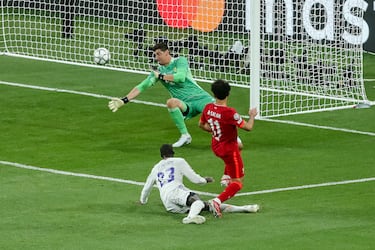 En la final ante el Liverpool, el portero del Real Madrid firmó la mejor exhibición de un portero en una final de Champions. Courtois fue el gran héroe con hasta nueve paradas, incluyendo un tiro 'imparable' de Salah, en el que el belga tuvo que sacar partido a sus reflejos para sacar un brazo milagroso que evitó el gol del egipcio. Gracias a su actuación, los merengues mantuvieron la ventaja y ganaron su 14ª Copa de Europa.
