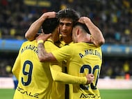 Villarreal's French forward #09 Georges Mikautadze celebrates scoring his team's third goal with Villarreal's Spanish forward #20 Alberto Moleiro and Villarreal's Spanish forward #07 Gerard who scores previously during the Spanish league football match between Villarreal CF and Deportivo Alaves at La Ceramica Stadium in Vila-real on January 10, 2026. (Photo by JOSE JORDAN / AFP)