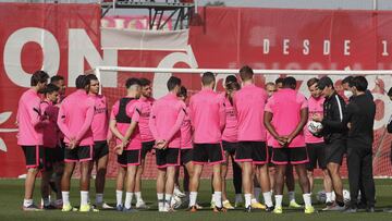 Lopetegui, con su plantilla. 