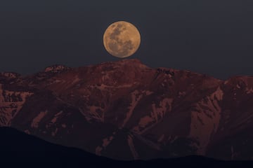 La luna se eleva sobre la cordillera de los Andes, en Santiago de Chile.