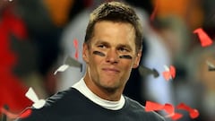 Tom Brady de los Tampa Bay Buccaneers se&ntilde;ala despu&eacute;s de ganar el Super Bowl LV en el Raymond James Stadium el 7 de febrero de 2021 en Tampa, Florida.