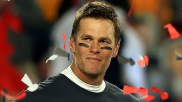 Tom Brady de los Tampa Bay Buccaneers señala después de ganar el Super Bowl LV en el Raymond James Stadium el 7 de febrero de 2021 en Tampa, Florida.