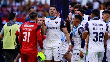 Rafael Duran of Atlante lifities the Champion Trophy during the final second leg match between Leones Negros and Atlante as part of the Torneo Clausura 2024 Liga BBVA Expansion MX at Jalisco Stadium on May 12, 2024 in Guadalajara, Jalisco, Mexico.