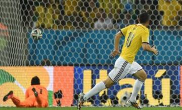 1-0. James Rodríguez anota el primer tanto.