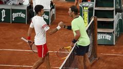 Djokovic y Nadal se saludan al t&eacute;rmino de la semifinal de Roland Garros.