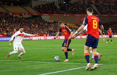 1-0. Centro raso de Marc Cucurella, Fabián Ruiz no llega a la pelota y Dani Olmo, controla para superar a Altay Bayindir de un punterazo.