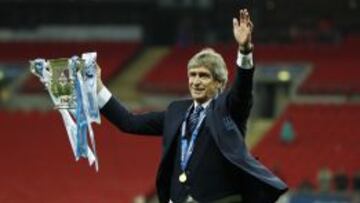Pellegrini vuelve a celebrar la obtencion de la Capital One Cup, tal como lo hizo en 2014.