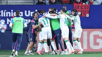Terrats celebra un gol con sus compañeros.