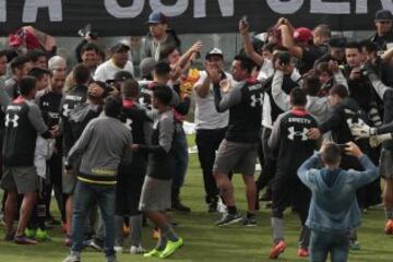 Miles de hinchas albos se hicieron presente en el Estadio Monumental.