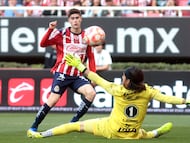 Guadalajara's forward #34 Armando Gonzalez and Santos' goalkeeper #01 Carlos Acevedo fight for the ball during the Liga MX Clausura football match between Guadalajara and Santos Laguna at the Akron Stadium in Zapopan, Mexico on March 14, 2026. (Photo by Ulises RUIZ / AFP)