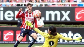 Guadalajara's forward #34 Armando Gonzalez and Santos' goalkeeper #01 Carlos Acevedo fight for the ball during the Liga MX Clausura football match between Guadalajara and Santos Laguna at the Akron Stadium in Zapopan, Mexico on March 14, 2026. (Photo by Ulises RUIZ / AFP)