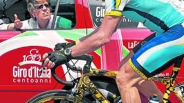 <b>PLANTE. </b>El pelotón, encabezado por Lance Armstrong, se plantó ante los organizadores de la carrera.