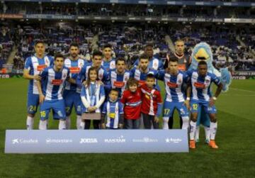 Espanyol-Betis. Once del Espanyol. Óscar Duarte, Álvaro González, Marco Asensio, Caicedo y Pau López. Agachados: Javi López, Gerar Moreno, Víctor Sánchez, Víctor Álvarez, Hernán Pérez y Diop.