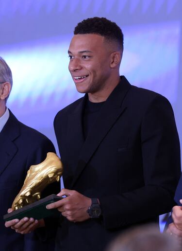 El jugador francés del Real Madrid, Kylian Mbappé, posa con el premio de Bota de Oro 2024/25.