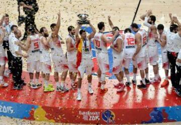 Celebración de los españoles por la medalla de oro conseguida.