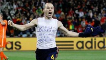 Iniesta dedicó el gol de la victoria a Dani Jarque; Ramos también recordó a Puerta