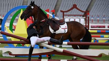 La alemana Annika Schleu se cae despu&eacute;s de que su caballo re&uacute;se de saltar en el Pentatl&oacute;n Moderno en Tokio 2020.