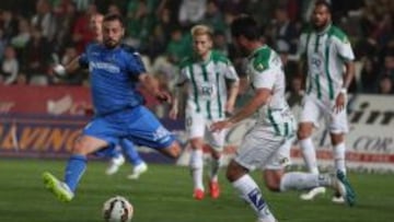 Lacen va a golpear el balón ante Campadabal.