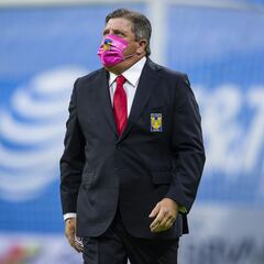 Ligera rechifla para Miguel Herrera en su regreso al estadio Azteca