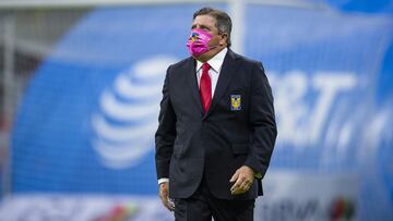 Ligera rechifla para Miguel Herrera en su regreso al estadio Azteca