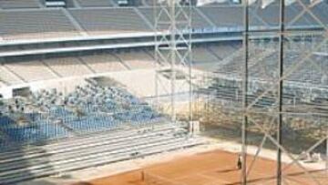 <b>CASI TODO PREPARADO. </b>La pista central, en el estadio de La Cartuja, está prácticamente a punto para el primer entrenamiento de los equipos.