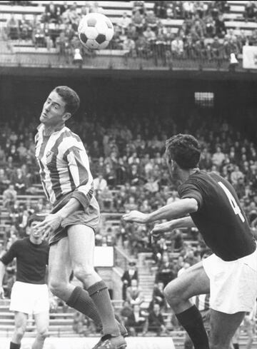 Vicente Pastor con el Atletico, en aquel partido contra el Torino.