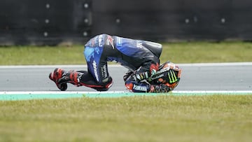 Fabio Quartararo tras su segunda caída con la MotoGP de Yamaha durante el GP de los Países Bajos en Assen.