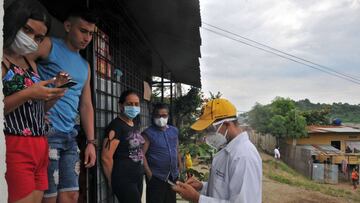 Residents of the impoverished neighbourhood of Cooperativa Bastion Popular, in Guayaquil, Ecuador, are interviewed by medical staff during the COVID-19 novel coronavirus pandemic, on May 9, 2020. - The novel coronavirus has killed at least 280,693 people
