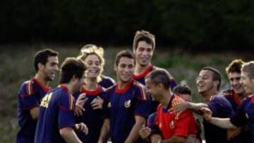 <b>ANIMADOS A POR EL GRAN TÍTULO.</b> Los jugadores de la Sub-19 demostraron en el entrenamiento que están ilusionados con la posibilidad de proclamarse esta tarde campeones de Europa. Así se lo hicieron ver al preparador físico Juan Carlos Martínez, al que rodearon y mantearon después de que les exigiese el máximo en todos sus ejercicios.
