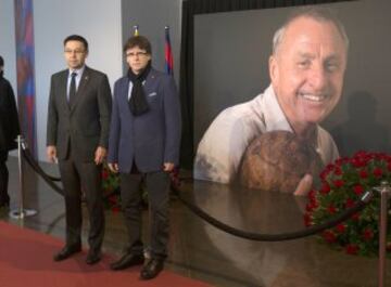 Multitudinaria despedida a Johan Cruyff en el Camp Nou. En la imagen Josep María Bartomeu y el presidente de la Generalitat Carles Puigdemont.