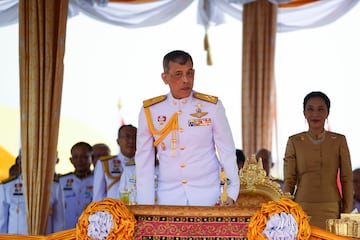 El rey de Tailandia, Maha Vajiralongkorn, es el ‘royal’ más rico del planeta desde que ascendió al trono en 2016. Fox Business estima su fortuna en 45.000 millones de dólares. A través de la Oficina de Propiedades de la Corona participa en empresas importantes del país, como hoteles de lujo, y tiene numerosos inmuebles en el centro de Bangkok.